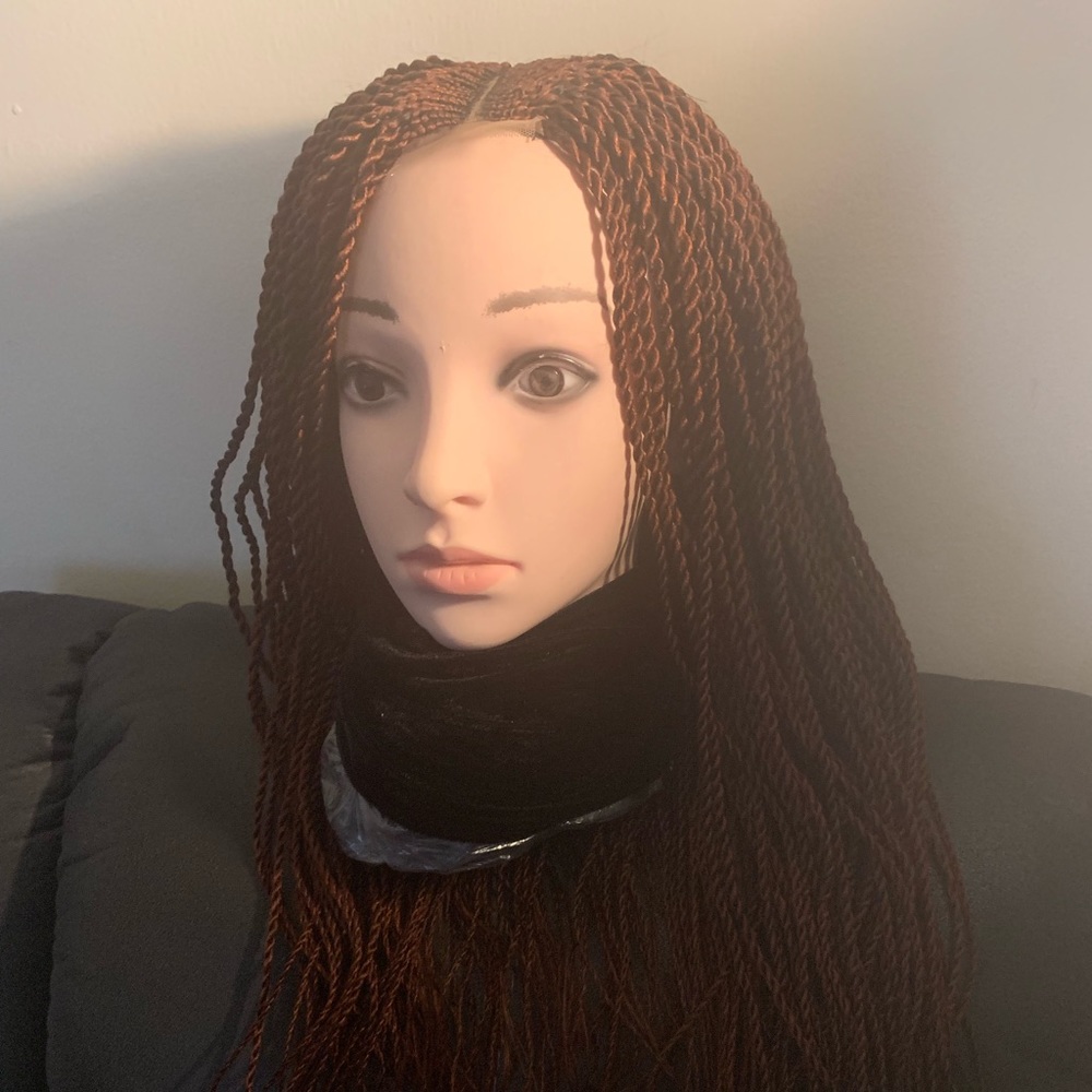 Beautiful braided wig - Picture 4 of 8
